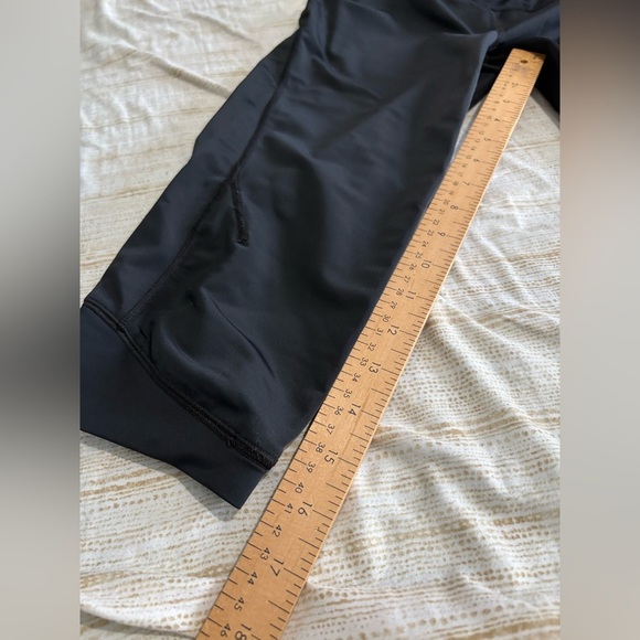 Mountain Hardwear black cropped pants capri size women’s xs - Picture 12 of 13